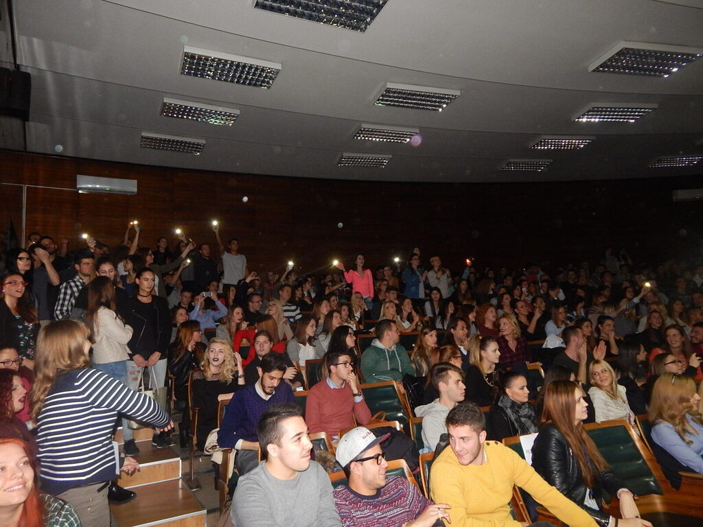 Održano ,,Humanitarno karaoke veče" u amfiteatru Fakulteta