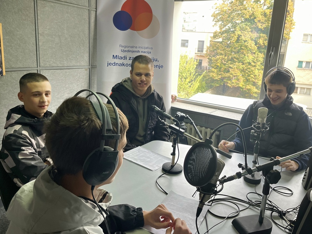 Učenici novinarske sekcije Mašinske škole ,,Radoje Dakić" posetili radio redakciju ,,Slušaonica 6"